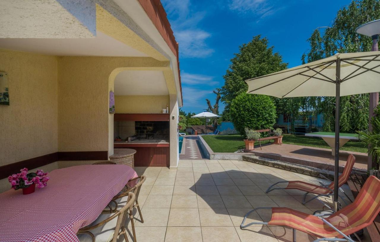 Villa Anita With Common Pool Vrvari Buitenkant foto