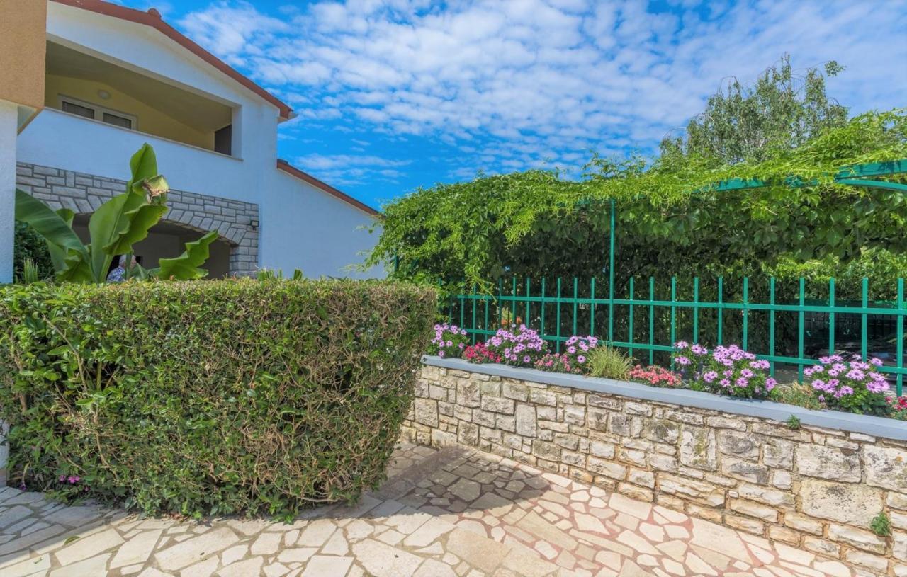 Villa Anita With Common Pool Vrvari Buitenkant foto