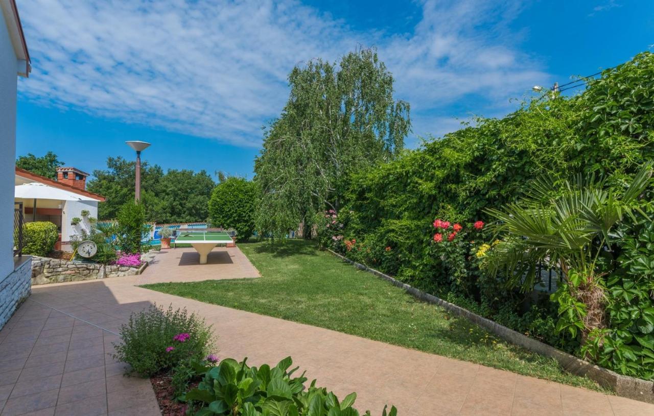 Villa Anita With Common Pool Vrvari Buitenkant foto